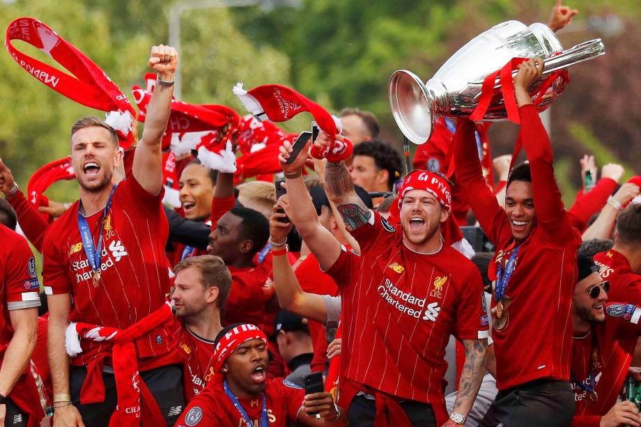 Campeões europeus chegam à cidade inglesa e desfilam em carro aberto para festejar com a torcida a conquista do troféu pela sexta vez - 02/062019