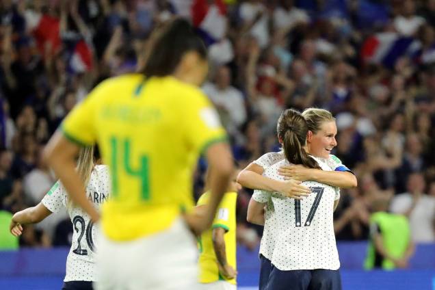 Jogadoras francesas Amandine Henry e Gaetane Thiney, comemoram vitória no jogo entre França e Brasil, válido pela Copa do Mundo Feminina 2019 Oitavas de final - 23/06/2019 Jogadoras francesas Amandine Henry e Gaetane Thiney, comemoram vitória no jogo entre França e Brasil, válido pela Copa do Mundo Feminina 2019 Oitavas de final - 23/06/2019