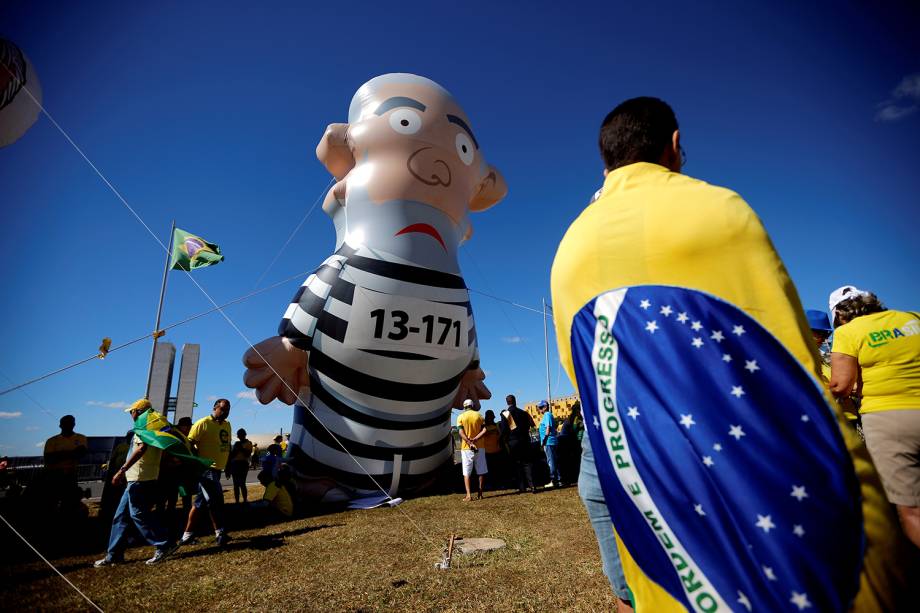 Pixuleco do ex-presidente Lula  é erguido durante protesto realizado em Brasília (DF) - 30/06/2019