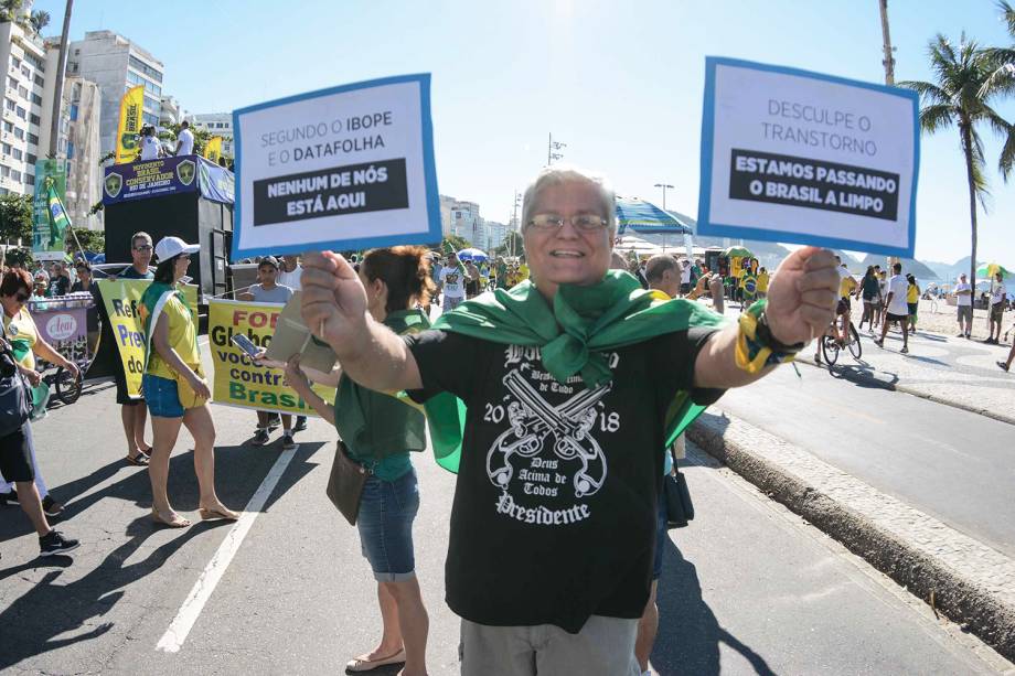 Manifestantes participam de ato em apoio ao ministro da Justiça e da Segurança Pública,  Sergio Moro, e à Operação Lava Jato no posto 5 da Praia de Copacabana, na zona sul do   Rio de Janeiro (RJ) - 30/06/2019