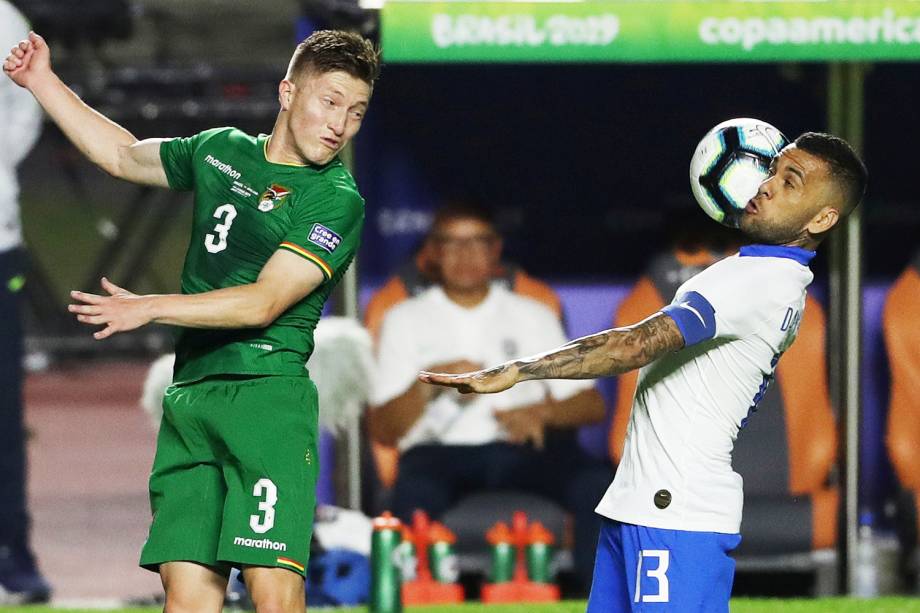 Daniel Alves e Alejandro Chumacero, jogadores da Seleção Brasileira e da Bolívia, durante partida válida pela Copa América - 14/06/2019 Daniel Alves e Alejandro Chumacero, jogadores da Seleção Brasileira e da Bolívia, durante partida válida pela Copa América - 14/06/2019