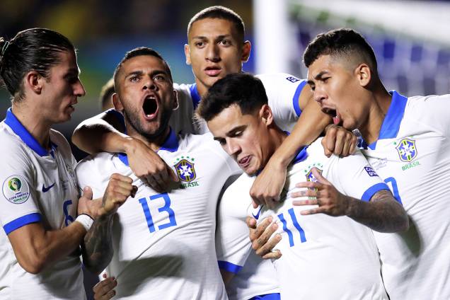 Philippe Coutinho comemora com seus companheiros após marcar gol durante partida contra a Bolívia, válida pela fase de grupos da Copa América - 14/06/2019 Philippe Coutinho comemora com seus companheiros após marcar gol durante partida contra a Bolívia, válida pela fase de grupos da Copa América - 14/06/2019