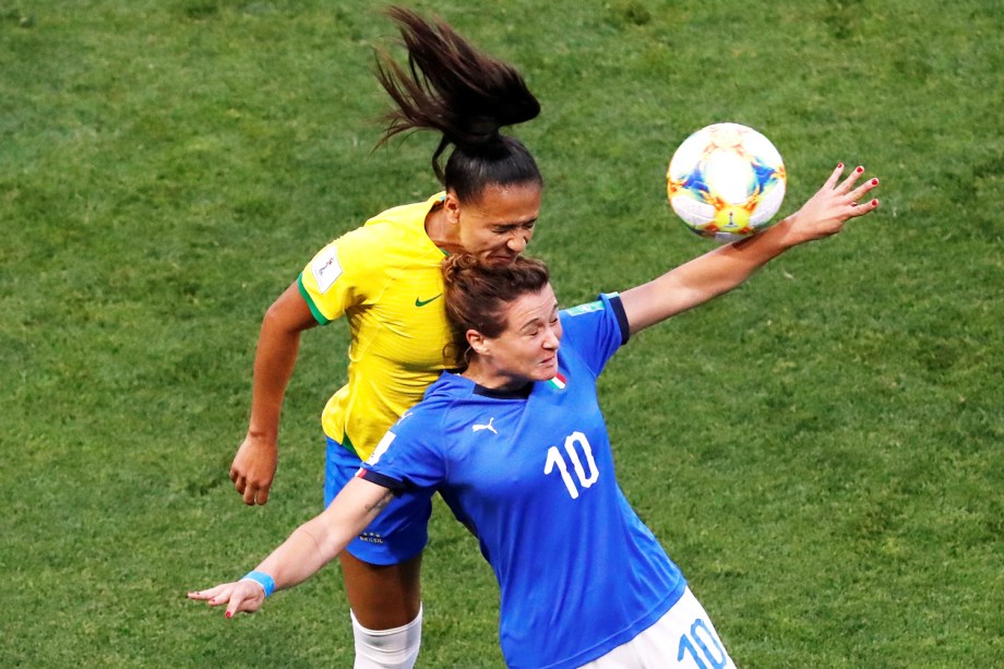 Cristiana Girelli, da Itália, disputa lance com Debinha, do Brasil, durante partida válida pelo grupo C da Copa do Mundo Feminina - 18/06/2019