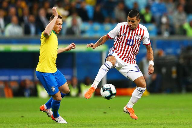 Arthur, jogador da seleção brasileira, disputa lance com Derlis González, do Paraguai, durante partida válida pelas quartas de final da Copa América - 27/06/2019 Arthur, jogador da seleção brasileira, disputa lance com Derlis González, do Paraguai, durante partida válida pelas quartas de final da Copa América - 27/06/2019