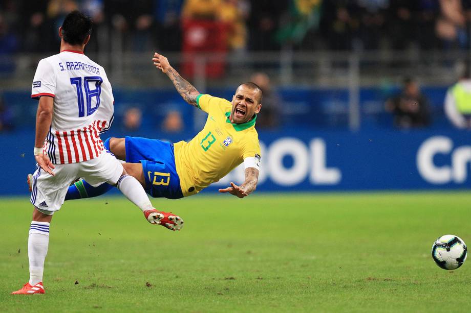 Daniel Alves, jogador da Seleção Brasileira, é derrubado por Santiago Arzamendia, do Paraguai, durante partida válida pelas quartas de final da Copa América, realizada na Arena do Grêmio, em Porto Alegre (RS) - 27/06/2019