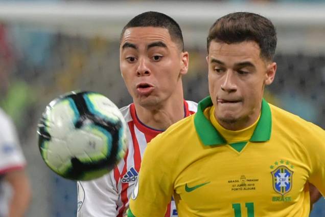 Philippe Coutinho disputa bola com Miguel Almiron, duranet partida entre Brasil e Paraguai - 27/06/2019 Philippe Coutinho disputa bola com Miguel Almiron, duranet partida entre Brasil e Paraguai - 27/06/2019