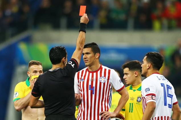 O árbitro Roberto Tobar Vargas expulsa o jogador Fabian Balbuena, do Paraguai, durante partida contra a Seleção Brasileira, válida pelas quartas de final da Copa América - 27/06/2019 O árbitro Roberto Tobar Vargas expulsa o jogador Fabian Balbuena, do Paraguai, durante partida contra a Seleção Brasileira, válida pelas quartas de final da Copa América - 27/06/2019