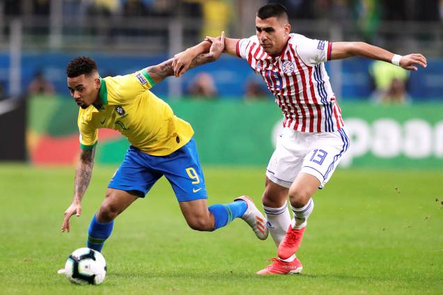 Gabriel Jesus (esq) disputa lance com Junior Alonso (dir), durante partida entre Brasil e Paraguai - 27/06/2019 Gabriel Jesus (esq) disputa lance com Junior Alonso (dir), durante partida entre Brasil e Paraguai - 27/06/2019