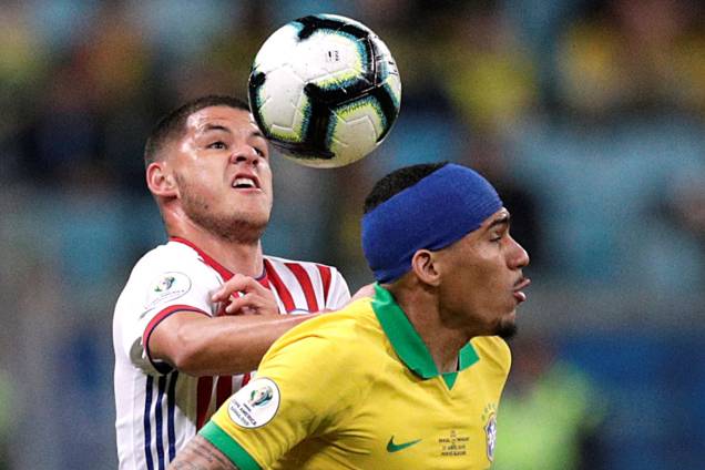 Allan, do Brasil, disputa lance com Richard Sánchez, do Paraguai, durante partida válida pelas quartas de final da Copa América - 27/06/2019 Allan, do Brasil, disputa lance com Richard Sánchez, do Paraguai, durante partida válida pelas quartas de final da Copa América - 27/06/2019