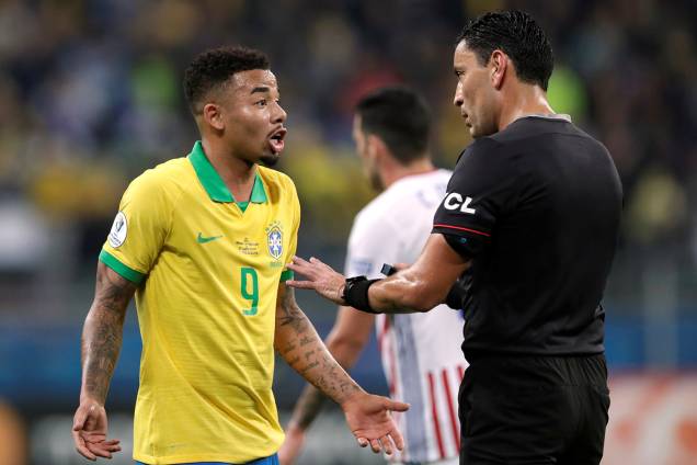 Gabriel Jesus conversa com o árbitro Roberto Tobar durante partida entre Brasil e Paraguai, válida pelas quartas de final da Copa América, realizada na Arena do Grêmio, em Porto Alegre (RS) - 27/06/2019 Gabriel Jesus conversa com o árbitro Roberto Tobar durante partida entre Brasil e Paraguai, válida pelas quartas de final da Copa América, realizada na Arena do Grêmio, em Porto Alegre (RS) - 27/06/2019