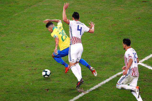 Roberto Firmino é derrubado por Fabian Balbuena, durante partida entre Brasil e Paraguai, válida pela Copa América - 27/06/2019 Roberto Firmino é derrubado por Fabian Balbuena, durante partida entre Brasil e Paraguai, válida pela Copa América - 27/06/2019
