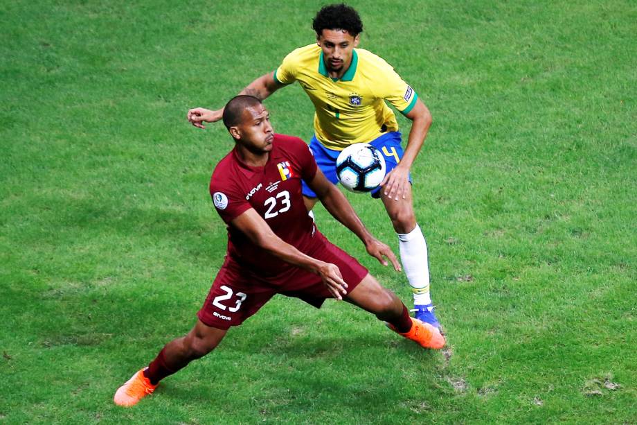 Salomon Rondon, da Venezuela, disputa lance com Marquinhos, do Brasil, durante partida válida pela fase de grupos da Copa América, realizada na Arena Fonte Nova, em Salvador (BA) - 18/06/2019