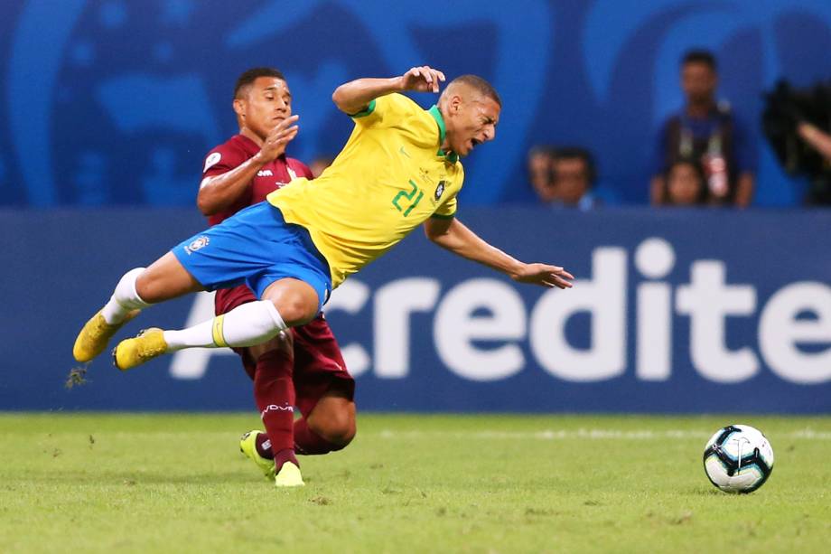 Richarlison, jogador do Brasil, é marcado pelo jogador venezuelano Darwin Machis, durante partida válida pela Copa América - 18/06/2019 Richarlison, jogador do Brasil, é marcado pelo jogador venezuelano Darwin Machis, durante partida válida pela Copa América - 18/06/2019