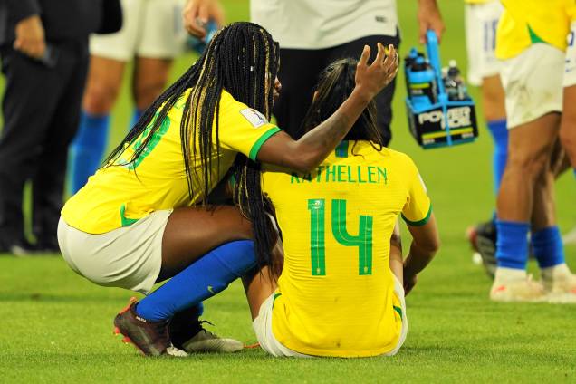 Jogadora Ludmila consola a jogadora Kathellen, após a Seleção da França derrotar o Brasil na prorrogação em jogo válido pela Copa do Mundo Feminina 2019 Oitavas de final - 23/06/2019 Jogadora Ludmila consola a jogadora Kathellen, após a Seleção da França derrotar o Brasil na prorrogação em jogo válido pela Copa do Mundo Feminina 2019 Oitavas de final - 23/06/2019