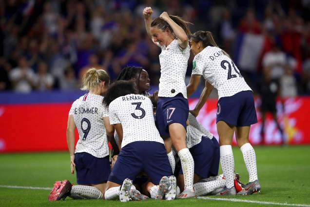 Jogadora francesa Gaetane Thiney comemora o segundo gol da França no jogo entre França e Brasil, válido pela Copa do Mundo Feminina 2019 Oitavas de final - 23/06/2019 Jogadora francesa Gaetane Thiney comemora o segundo gol da França no jogo entre França e Brasil, válido pela Copa do Mundo Feminina 2019 Oitavas de final - 23/06/2019