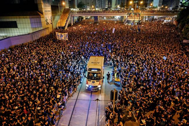 Manifestantes dão passagem para ambulância – Hong Kong Manifestantes dão passagem para ambulância – Hong Kong