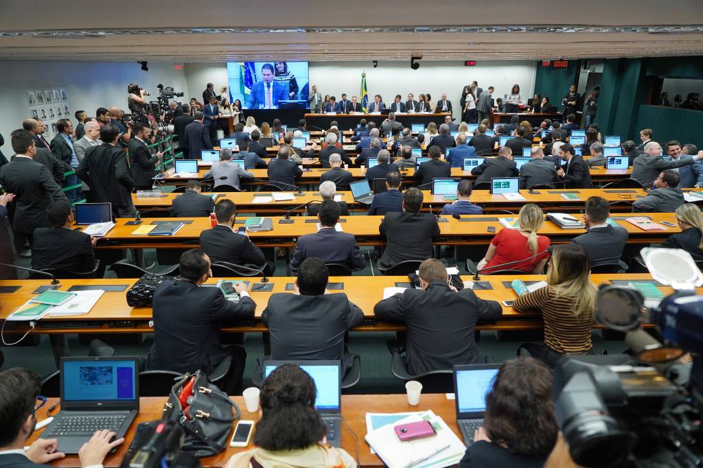 Mais de 20 deputados e líderes já falaram no debate da reforma hoje