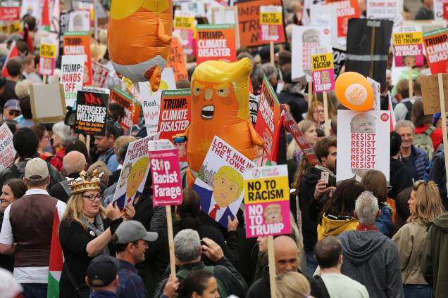 Manifestantes anti-Trump seguram cartazes e balões representando o presidente dos Estados Unidos enquanto se reúnem na Trafalgar Square durante protesto - 04/06/2019 Manifestantes anti-Trump seguram cartazes e balões representando o presidente dos Estados Unidos enquanto se reúnem na Trafalgar Square durante protesto - 04/06/2019