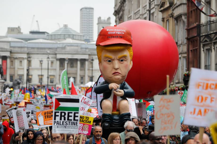 Imagem do presidente dos Estados Unidos sentado em um vaso sanitário e com um celular na mão é levada por manifestantes durante protesto contra a visita de Donald Trump ao Reino Unido - 04/06/2019