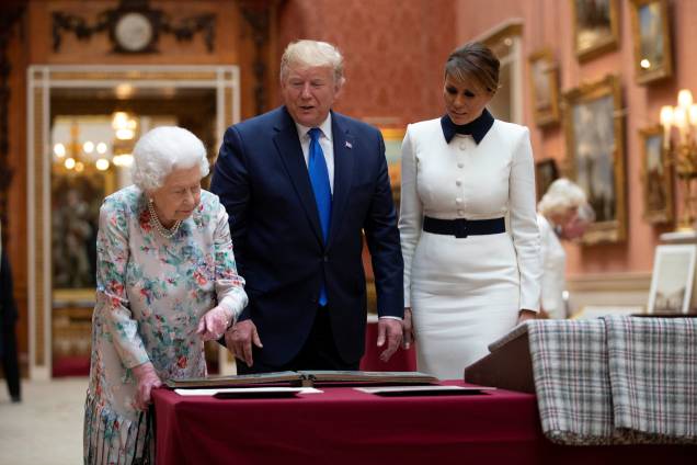 Rainha Elizabeth II mostra itens da coleção real a Donald Trump e a primeira-dama Melania Trump durante visita do presidente dos Estados Unidosao palácio de Buckingham em Londres - 03/06/2019 Rainha Elizabeth II mostra itens da coleção real a Donald Trump e a primeira-dama Melania Trump durante visita do presidente dos Estados Unidosao palácio de Buckingham em Londres - 03/06/2019