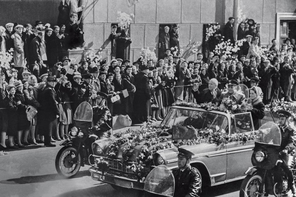 Kruschev com Gagarin, ao chegar do espaço Kruschev com Gagarin, ao chegar do espaço