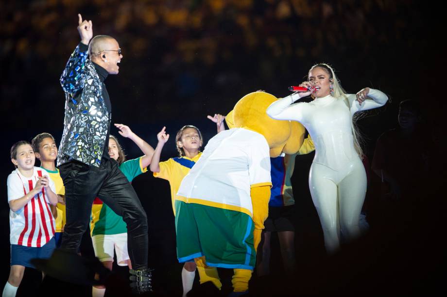 O cantor Léo Santana e a cantora colombiana Karol G se apresentam durante a cerimônia de abertura da Copa América, antes de partida entre Brasil e Bolívia - 14/06/2019 O cantor Léo Santana e a cantora colombiana Karol G se apresentam durante a cerimônia de abertura da Copa América, antes de partida entre Brasil e Bolívia - 14/06/2019