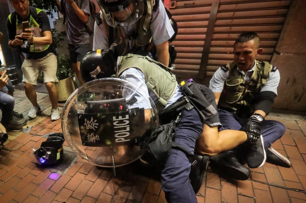 Polícia detém manifestante em protesto em Hong Kong contra o projeto de lei que autoriza extradição para a China (07/07/2019) Polícia detém manifestante em protesto em Hong Kong contra o projeto de lei que autoriza extradição para a China (07/07/2019)