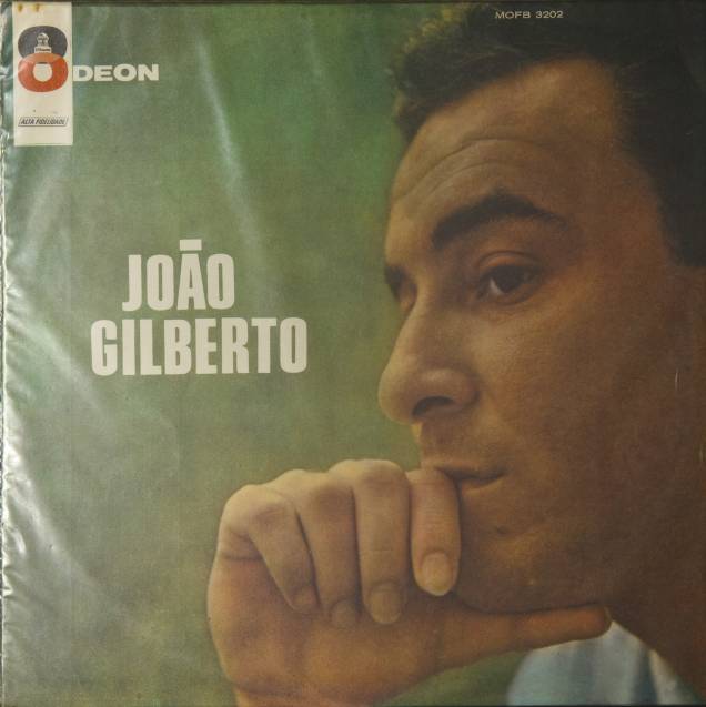 Capa do disco "João Gilberto" (1961, Odeon), do cantor João Gilberto, fotografado na casa do jornalista Ruy Castro, no bairro do Leblon, zona sul do Rio de Janeiro (RJ). Capa do disco "João Gilberto" (1961, Odeon), do cantor João Gilberto, fotografado na casa do jornalista Ruy Castro, no bairro do Leblon, zona sul do Rio de Janeiro (RJ).