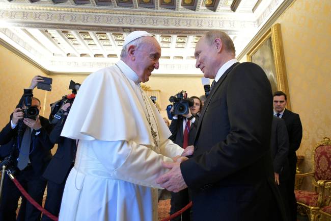 Russian President Vladimir Putin meets Pope Francis at the Vatican Russian President Vladimir Putin meets Pope Francis at the Vatican