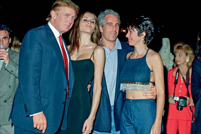 CONEXŌES - Mar-a-Lago, 2000: Trump e Melania fazem pose com Epstein