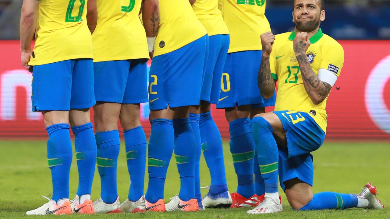 Daniel Alves na partida contra a Argentina, no Mineirão