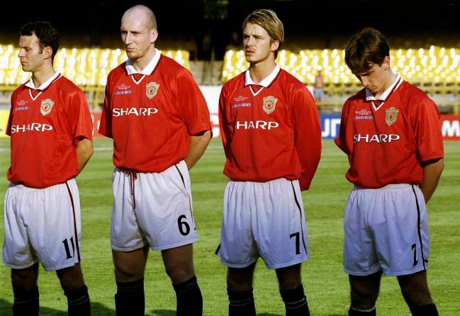 Bekham, o único de manga longa no Maracanã, ao lado dos colegas Giggs, Stam e Neville