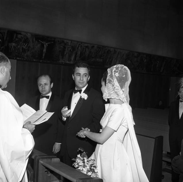 João Gilberto em seu casamento com Heloísa Maria Buarque de Hollanda, a Miúcha, em cerimônia realizada em 22 de abril de 1965, na cidade de Nova York. Era o segundo casamento do cantor e os dois ficariam juntos até 1980. João Gilberto em seu casamento com Heloísa Maria Buarque de Hollanda, a Miúcha, em cerimônia realizada em 22 de abril de 1965, na cidade de Nova York. Era o segundo casamento do cantor e os dois ficariam juntos até 1980.
