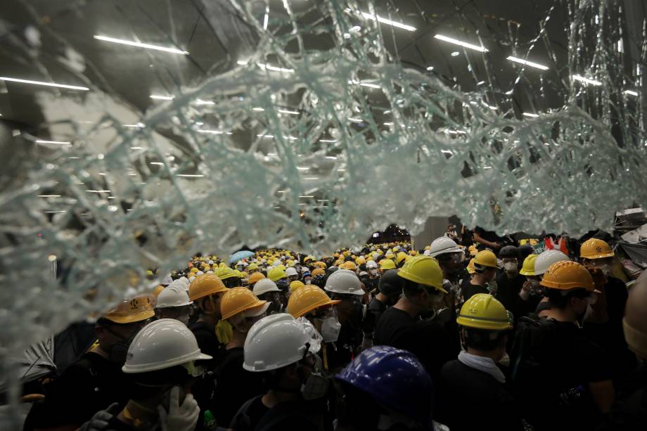 Manifestantes se reúnem após invadirem o prédio do Conselho Legislativo durante o aniversário da transferência de Hong Kong para a China, em Hong Kong - 01/07/2019