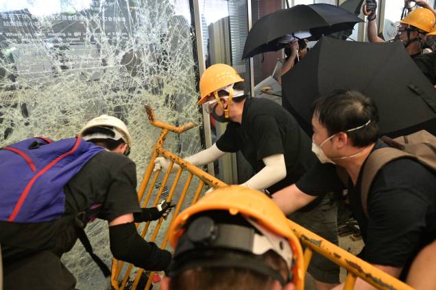 Manifestantes destroem portas e janelas de vidro do prédio do Conselho Legislativo durante o aniversário da transferência de Hong Kong para a China, em Hong Kong - 01/07/2019 Manifestantes destroem portas e janelas de vidro do prédio do Conselho Legislativo durante o aniversário da transferência de Hong Kong para a China, em Hong Kong - 01/07/2019