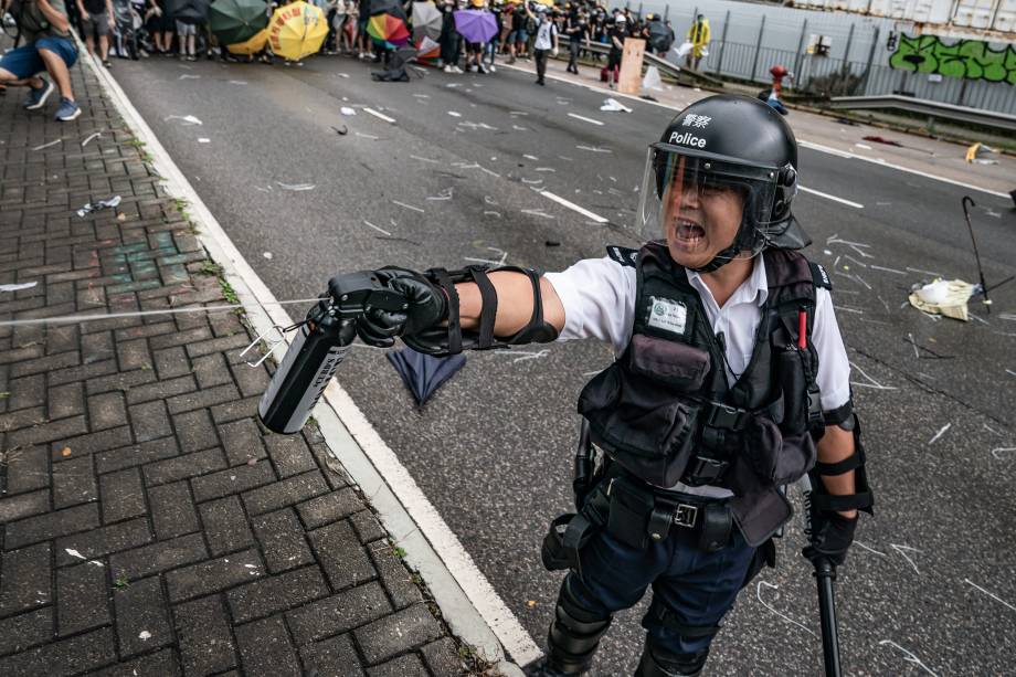 Policial usa spray de pimenta durante confronto com manifestantes do lado de fora do Conselho Legislativo de Hong Kong que foi invadido nesta manhã, em Hong Kong - 01/07/2019