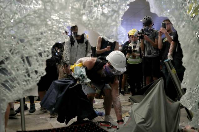 Manifestantes invadiram o prédio do Conselho Legislativo durante o aniversário da transferência de Hong Kong para a China, em Hong Kong - 07/07/2019 Manifestantes invadiram o prédio do Conselho Legislativo durante o aniversário da transferência de Hong Kong para a China, em Hong Kong - 07/07/2019