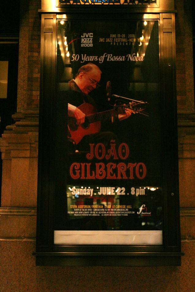 Cartaz do show de João Gilberto no Carnegie Hall em Nova York, em homenagem aos 50 anos da Bossa Nova, no ano de 2008 Cartaz do show de João Gilberto no Carnegie Hall em Nova York, em homenagem aos 50 anos da Bossa Nova, no ano de 2008