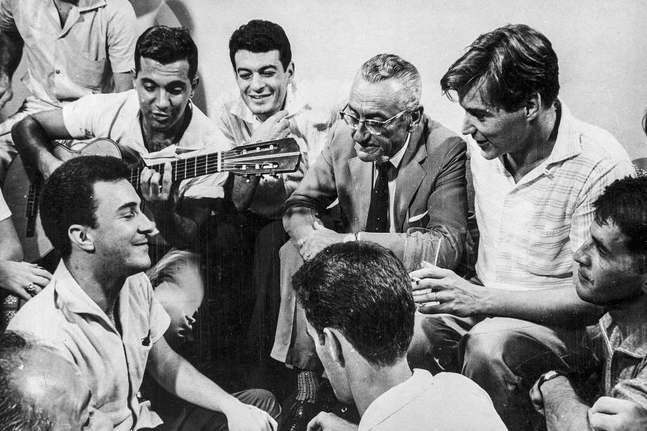 ...em reunião da turma da bossa nova, com Tom Jobim e o veterano Ary Barroso, que saudava o novo gênero musical brasileiro...