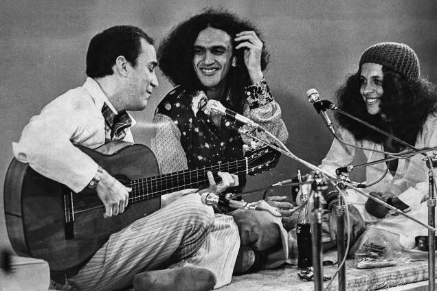 ...toca violão com os tropicalistas Caetano Veloso e Gal Costa, dois de seus discípulos mais aplicados ...toca violão com os tropicalistas Caetano Veloso e Gal Costa, dois de seus discípulos mais aplicados