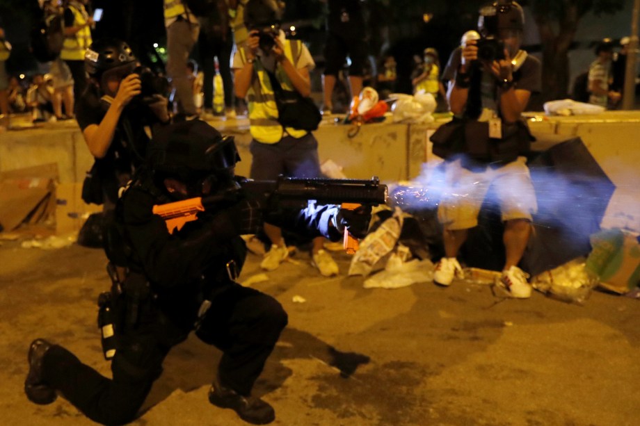 Policial faz disparo contra manifestantes que invadiram o Conselho Legislativo em Hong Kong - 01/07/2019