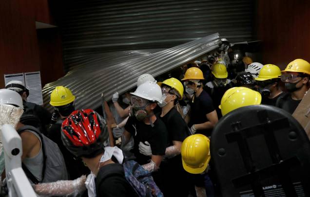 Manifestantes invadem o prédio do Conselho Legislativo durante o aniversário da transferência de Hong Kong para a China em Hong Kong - 01/07/2019 Manifestantes invadem o prédio do Conselho Legislativo durante o aniversário da transferência de Hong Kong para a China em Hong Kong - 01/07/2019