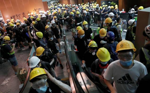 Manifestantes invadem o prédio do Conselho Legislativo durante o aniversário da transferência de Hong Kong para a China em Hong Kong - 01/07/2019 Manifestantes invadem o prédio do Conselho Legislativo durante o aniversário da transferência de Hong Kong para a China em Hong Kong - 01/07/2019