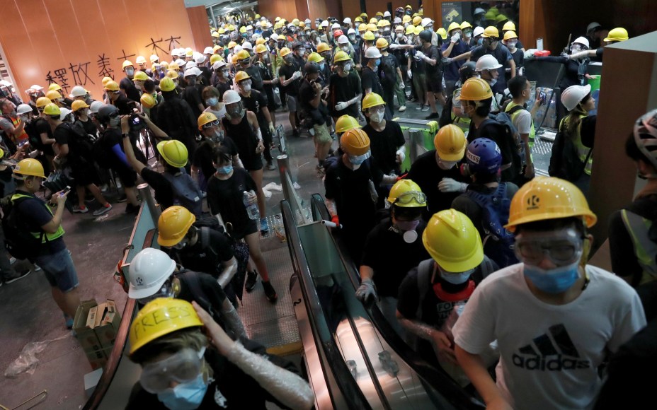 Manifestantes invadem o prédio do Conselho Legislativo durante o aniversário da transferência de Hong Kong para a China em Hong Kong - 01/07/2019