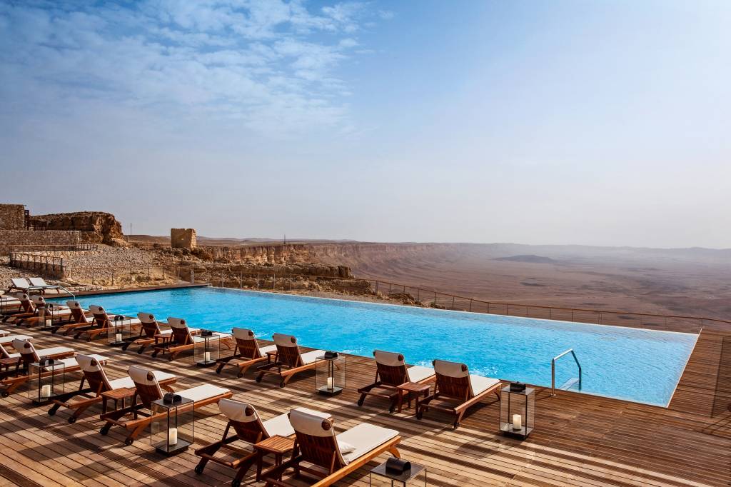 FERIADÃO – Vista da piscina do Beresheet Hotel: resort inteiro alugado por Abramovich para curtir a Páscoa judaica FERIADÃO – Vista da piscina do Beresheet Hotel: resort inteiro alugado por Abramovich para curtir a Páscoa judaica
