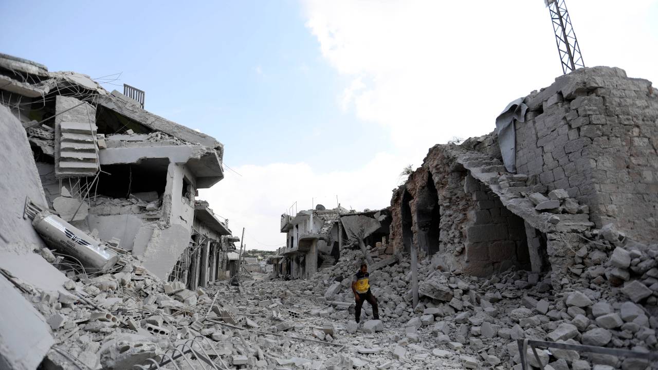 Escombros de um prédio após bombardeios do regime sírio com apoio russo na cidade de Ihsim, Idlib - 14/06/2019