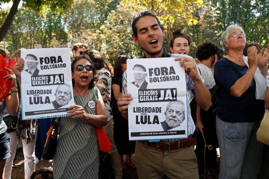 Manifestantes na embaixada de Paris - 23/08/2019