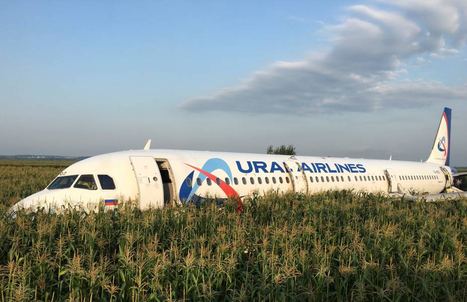 Um avião da linha Ural Airlines Airbus 321, com 226 passageiros e 6 tripulantes fez um pouso de emergência em um campo após colidir com pássaros na região de Moscou, na Rússia.