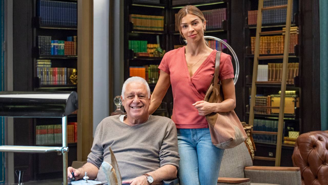 Alberto ( Antonio Fagundes ) e Paloma ( Grazi Massafera ) na biblioteca da mansão Prado Monteiro
