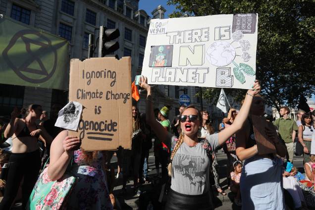 Ativistas da mudança climática se manifestaram do lado de fora da embaixada brasileira em Londres, no Reino Unido Ativistas da mudança climática se manifestaram do lado de fora da embaixada brasileira em Londres, no Reino Unido